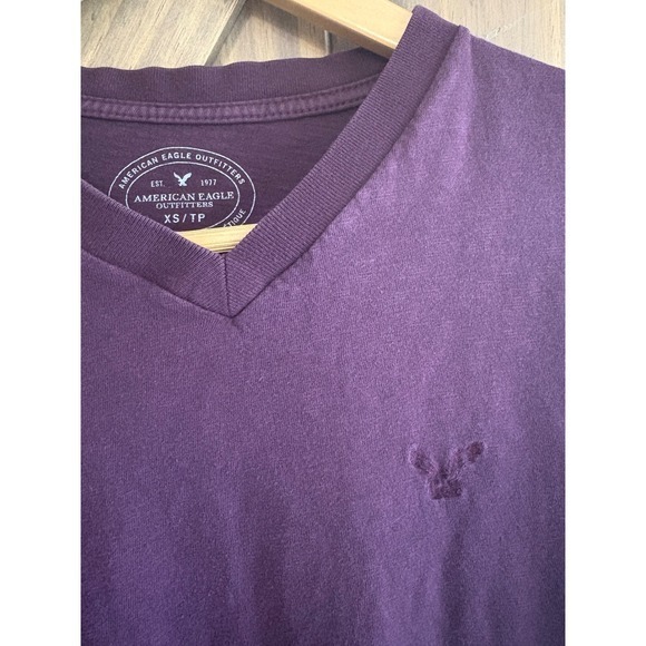 American Eagle Outfitters Mens V-Neck T-Shirt Purple AE Logo Size XS - Picture 3 of 3